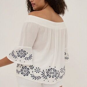 NWT Torrid White and Blue Floral Embroidered Off-Shoulder Blouse - Size: 3